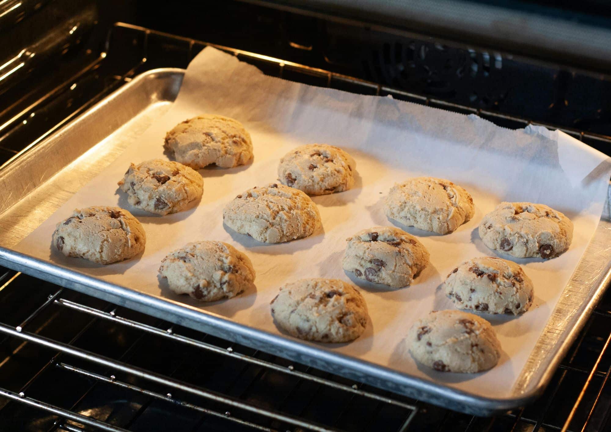 Baking tray with cookies